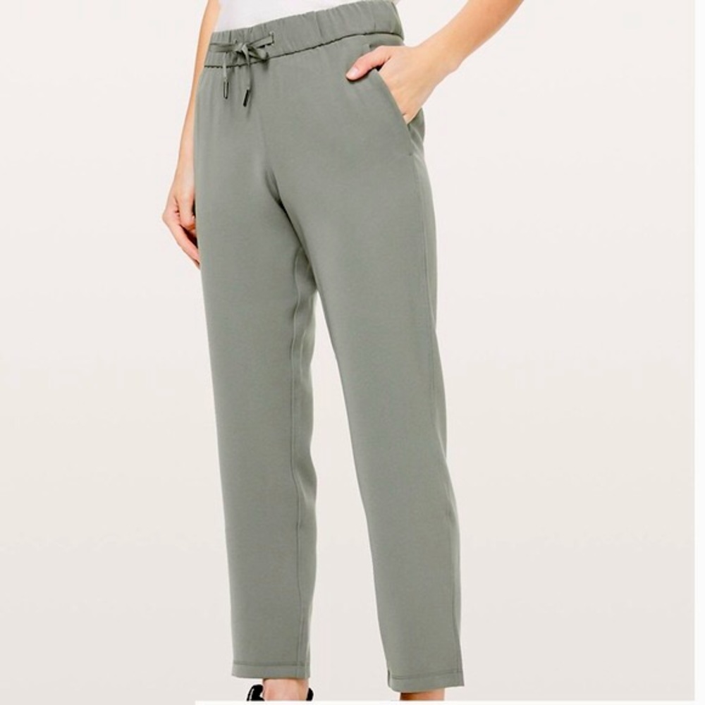 NWT! On the Fly Crop 23” Woven Lululemon Size 10